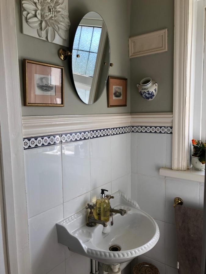 Wynberg House Bed & Breakfast Суонзи Екстериор снимка